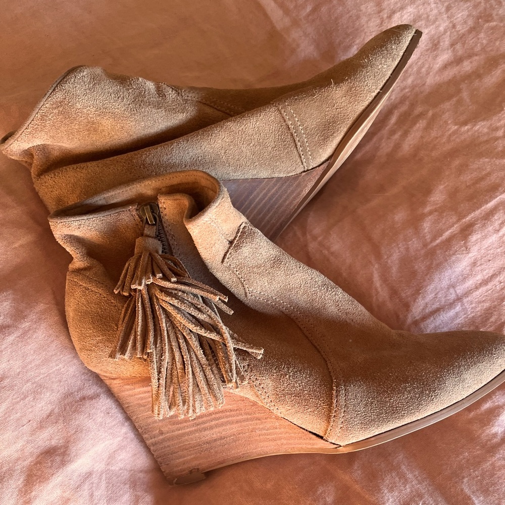 Boho chic sz 9.5 Nine West wedge booties. 3” heel, real suede leather.